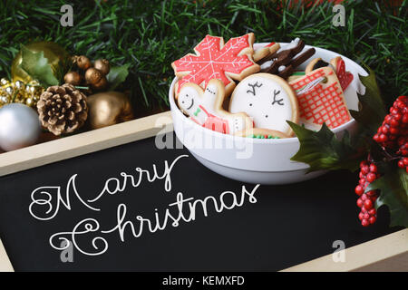 Les biscuits de Noël avec tableau vide et ornements décoratifs Banque D'Images