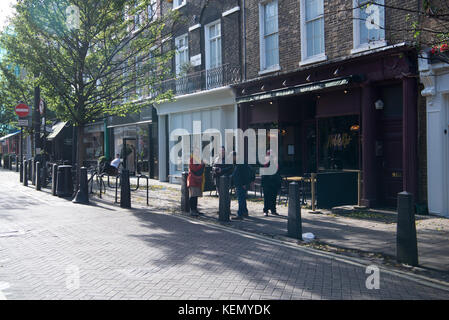 Vue le long des agneaux Conduit Street, Bloomsbury, Londres. Banque D'Images