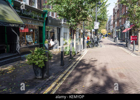 Vue le long des agneaux Conduit Street, Bloomsbury, Londres. Banque D'Images