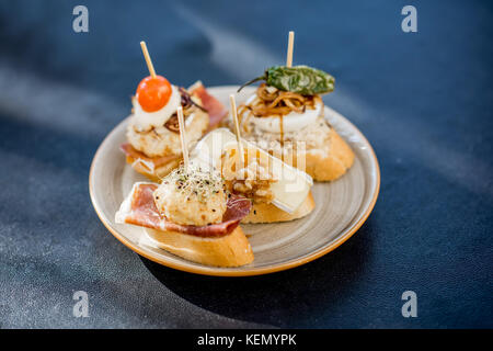 Ensemble de pinchos sur la table Banque D'Images