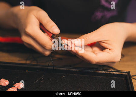 Designer de bijoux en faisant des femmes à une bijouterie Banque D'Images