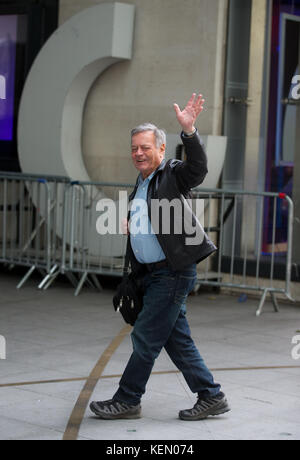 Radio One légendaire Disc Jockey, Tony Blackburn, arrive à la BBC Radio studios à Portland Place, le centre de Londres pour présenter son spectacle Banque D'Images