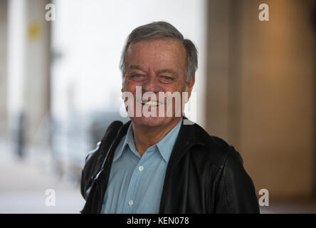 Radio One légendaire Disc Jockey, Tony Blackburn, arrive à la BBC Radio studios à Portland Place, le centre de Londres pour présenter son spectacle Banque D'Images