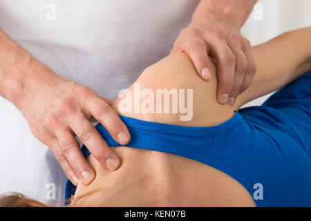 Close-up of personne donnant massage pour femme mature à spa Banque D'Images