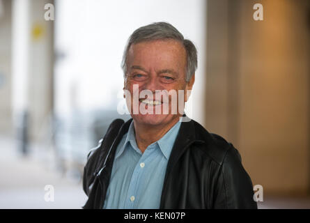 Radio One légendaire Disc Jockey, Tony Blackburn, arrive à la BBC Radio studios à Portland Place, le centre de Londres pour présenter son spectacle Banque D'Images