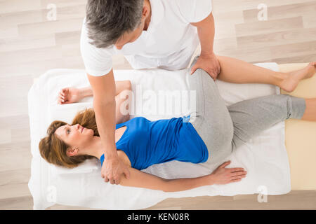 Ce masseur massage sur mature woman in spa Banque D'Images