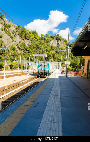 Un E464 class locomotive électrique arrivant à la gare de Monterosso 1 plate-forme Italie Banque D'Images