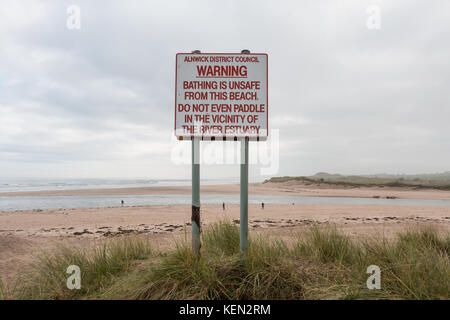 Avertissement signe de l'insalubrité des conditions de baignade dans l'estuaire de la rivière à Blackpool, Lancashire, UK avec plage et l'estuaire à l'arrière-plan with copy space Banque D'Images