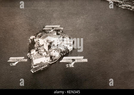 Formation de bombardiers survolant trois Isola Bella, Lac Majeur (Italie - 1930) Banque D'Images