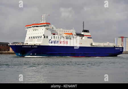 AJAXNETPHOTO. Juin 3rd, 2015. PORTSMOUTH, Angleterre. - CHANNEL ISLANDS CAMION ET CONTAINER COMMODORE CLIPPER FERRY partant pour l'étranger. photo:TONY HOLLAND/AJAX REF:36905 SRD150306 Banque D'Images