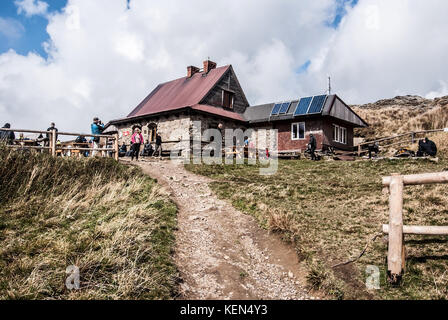 Wetlina, Pologne - 18 septembre 2017 : Chalet Chatka Puchatka sur Polonina Wetlinska dans les montagnes de Bieszczady dans le sud-est de la Pologne près des frontières avec SL Banque D'Images