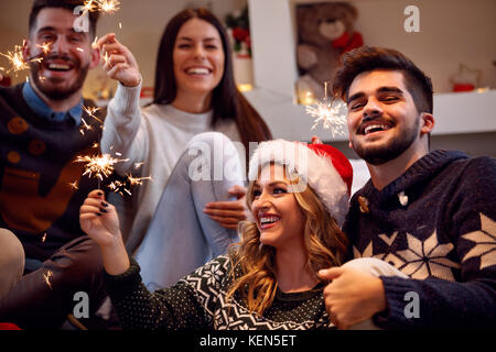 Les cierges magiques de noël-happy friends enjoying party on christmas Banque D'Images