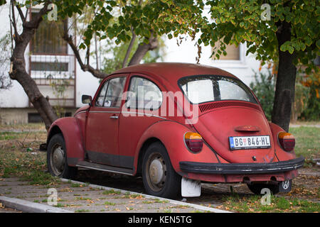 Vieux Rouge Volkswagen stationné à Belgrade, Serbie Banque D'Images