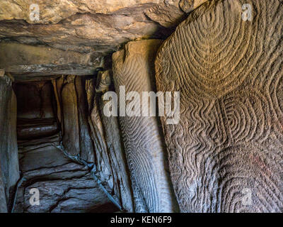 Grotte de l'intérieur du CAIRN GAVRINIS Bretagne France, cairn préhistorique, dolmen, tombe en pierre sèche, avec le célèbre et symbolique de l'âge de pierre mystérieux sculptures. Un des exemples les plus remarquables de la première apparition de l'architecture dans le monde occidental. Cairn de Gavrinis Cale de Penn-Lannic Sagemor larmor baden, Bretagne France (Megalithes du Morbihan) Banque D'Images