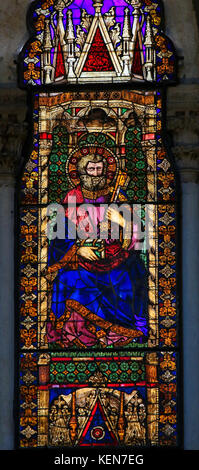 Vitrail dans la basilique San Petronio, Bologne, Émilie-Romagne, Italie, représentant saint pierre ou petrus l'apôtre Banque D'Images
