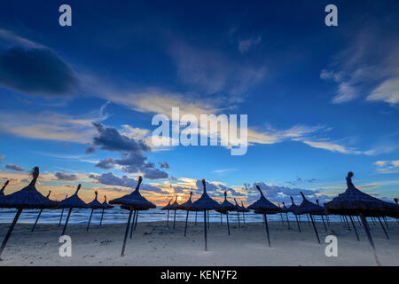 Espagne, Baléares, Mallorca, Playa de Palma : coucher du soleil spectaculaire lors d'une journée à la plage de Playa de Palma Banque D'Images