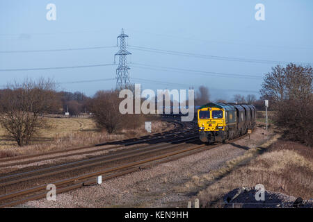 Classe 66 Freightliner passe locomotive Burton (à l'Est de Castleford, Yorkshire) avec un train de marchandises d'Eggborough - Redcar transportant du charbon importé Banque D'Images