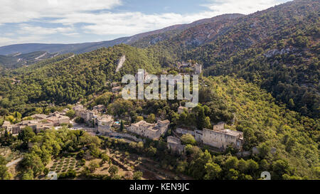 Vue aérienne d'Oppède-le-vieux, un village fantôme, dans le sud-est de la france Banque D'Images