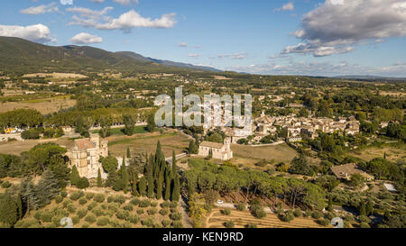 Vue aérienne du château de Lourmarin et le village dans le sud-est de la france Banque D'Images