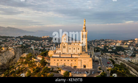 Vue aérienne de notre-dame de la garde, le symbole de marseille Banque D'Images