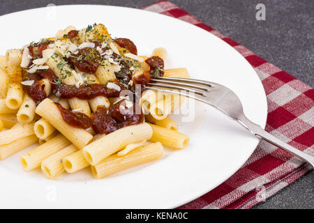 Des pâtes avec du ketchup et du fromage. studio photo Banque D'Images
