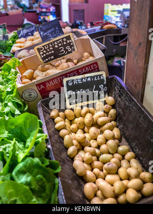 Grenaiile & Juliette les pommes de terre sur l'affichage à l'échoppe de marché les agriculteurs français quimper Bretagne France Banque D'Images