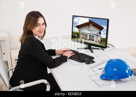 Young à la conception de chambre à sur computer in office Banque D'Images