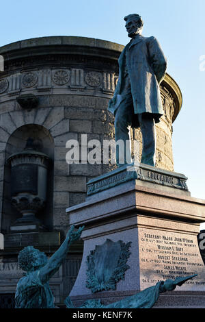 Statue d'Abraham Lincoln qui représente la guerre civile américaine et la fin de l'esclavage à l'ancien cimetière de calton à Édimbourg, Écosse Banque D'Images