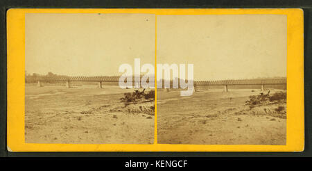 Cette photographie d'Alexander Gardner capture le pont à péage qui traverse la rivière Kansas près de Wyandotte, au Kansas. Situé à 287 km à l'ouest de Saint Louis, il met en valeur les infrastructures américaines du XIXe siècle et le transport fluvial de l'après-guerre de Sécession. Banque D'Images