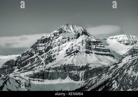 Sur une montagne située le long de la promenade des Glaciers, le parc national Banff. Banque D'Images