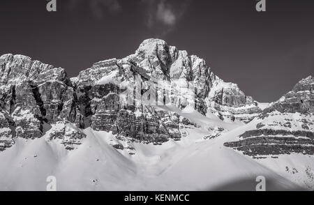 Sur une montagne située le long de la promenade des Glaciers, le parc national Banff. Banque D'Images