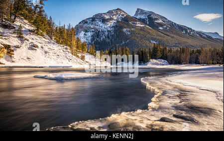 Hiver froid matin canadien aux chutes Bow, parc national de Banff. Banque D'Images