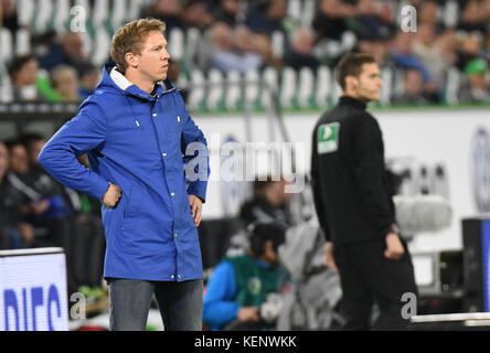 Wolfsburg, Allemagne. 22 octobre 2017. Julian Nagelsmann, entraîneur-chef de Hoffenheim, suit le match de football allemand entre le VfL Wolfsburg et le 1899 Hoffenheim dans la Volkswagen Arena de Wolfsburg, Allemagne, le 22 octobre 2017. (CONDITIONS D'EMBARGO - ATTENTION : en raison des directives d'accréditation, le LDF n'autorise la publication et l'utilisation que de 15 photos par match sur Internet et dans les médias en ligne pendant le match.) Crédit : Peter Steffen/dpa/Alamy Live News Banque D'Images