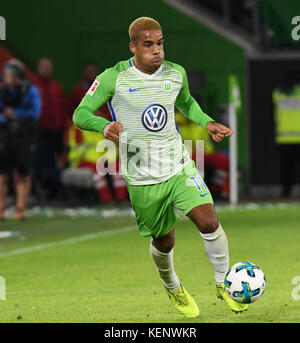 Wolfsburg, Allemagne. 22 octobre 2017. Daniel Didavi de Wolfsburg en action lors du match de Bundesliga entre le VfL Wolfsburg et le 1899 Hoffenheim dans la Volkswagen Arena de Wolfsburg, Allemagne, le 22 octobre 2017. (CONDITIONS D'EMBARGO - ATTENTION : en raison des directives d'accréditation, le LDF n'autorise la publication et l'utilisation que de 15 photos par match sur Internet et dans les médias en ligne pendant le match.) Crédit : Peter Steffen/dpa/Alamy Live News Banque D'Images