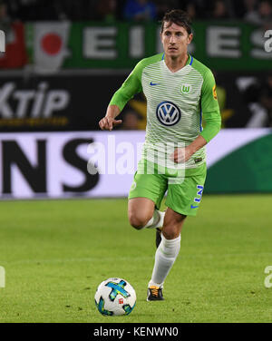 Wolfsburg, Allemagne. 22 octobre 2017. Paul Verhaegh de Wolfsburg en action lors du match de Bundesliga entre le VfL Wolfsburg et le 1899 Hoffenheim dans la Volkswagen Arena de Wolfsburg, Allemagne, le 22 octobre 2017. (CONDITIONS D'EMBARGO - ATTENTION : en raison des directives d'accréditation, le LDF n'autorise la publication et l'utilisation que de 15 photos par match sur Internet et dans les médias en ligne pendant le match.) Crédit : Peter Steffen/dpa/Alamy Live News Banque D'Images