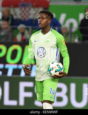 Wolfsburg, Allemagne. 22 octobre 2017. Divock Origi de Wolfsburg en action lors du match de football allemand de Bundesliga entre le VfL Wolfsburg et le 1899 Hoffenheim dans la Volkswagen Arena de Wolfsburg, Allemagne, le 22 octobre 2017. (CONDITIONS D'EMBARGO - ATTENTION : en raison des directives d'accréditation, le LDF n'autorise la publication et l'utilisation que de 15 photos par match sur Internet et dans les médias en ligne pendant le match.) Crédit : Peter Steffen/dpa/Alamy Live News Banque D'Images