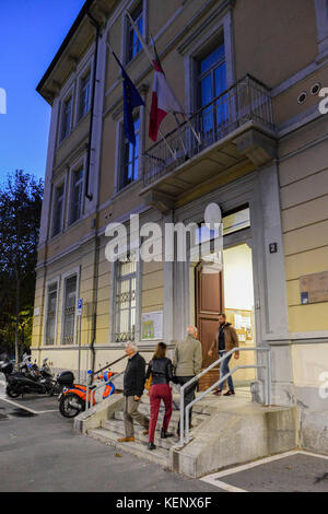 Italie. 22 octobre 2017. La Lombardie et la Vénétie votent pour une plus grande autonomie. La Lombardie et la Vénétie, qui abritent à elles deux un quart de la population italienne, recherchent une semi-autonomie leur donnant plus de contrôle sur leurs finances et leur administration. Bien que juridiquement non contraignant, cet exercice est la dernière vague de votes sur une plus grande autonomie en Europe ces dernières années, de l’Écosse en 2014 au Brexit l’année dernière et à la Catalogne en septembre. Crédit : Alexandre Rotenberg/Alamy Live News Banque D'Images