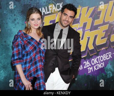 Les acteurs Elyas M'Barek et Jella Haase arrivent à la première de leur film 'Fack Ju Goehte 3' au cinéma Mathaser Filmpalast à Munich, Allemagne, le 22 octobre 2017. Le film sortira chez Constantin film le 26 octobre 2017. Photo : Ursula Düren/dpa Banque D'Images