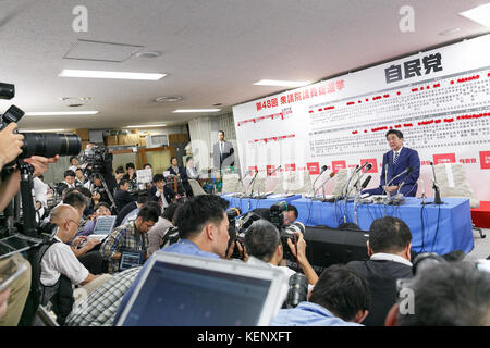 Dimanche. 22nd octobre 2017. Le Premier ministre japonais Shinzo Abe, dirigeant du Parti libéral-démocrate (PLD), répond aux questions des journalistes après avoir remporté les élections de 48th à la Chambre des représentants au siège du parti dimanche, à 22 octobre 2017, à Tokyo, au Japon. Le PLD, avec son partenaire de coalition Komeito, a revendiqué la victoire en remportant au moins 311 des 465 sièges disponibles aux élections de la Chambre basse. Credit: Rodrigo Reyes Marin/AFLO/Alay Live News Banque D'Images