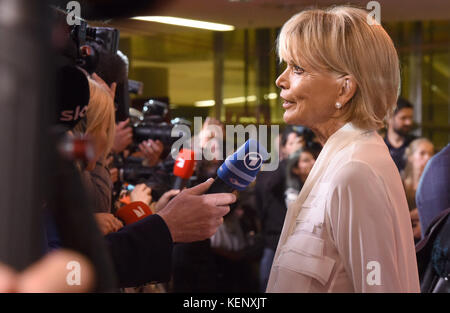 Munich, Allemagne. 22 octobre 2017. L'actrice Uschi Glas arrive à la première du film 'Fack Ju Goehte 3' au cinéma Mathaser Filmpalast à Munich, Allemagne, le 22 octobre 2017. Le film sortira chez Constantin film le 26 octobre 2017. Crédit : Felix Hörhager/dpa/Alamy Live News Banque D'Images