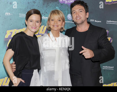 Munich, Allemagne. 22 octobre 2017. La productrice Lena Schoman (de gauche à droite), l'actrice Uschi Glas et le réalisateur Bora Dagtekin arrivent à la première de leur film 'Fack Ju Goehte 3' au cinéma Mathaser Filmpalast à Munich, Allemagne, le 22 octobre 2017. Le film sortira chez Constantin film le 26 octobre 2017. Crédit : Ursula Düren/dpa/Alamy Live News Banque D'Images