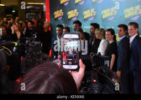 Munich, Allemagne. 22 octobre 2017. Le casting de 'Fack Ju Goehte 3' entourant l'acteur Elyas M'Barek photographié avec un smartphone lors de la première mondiale du film 'Fack Ju Goehte 3' au cinéma Mathaser Filmpalast à Munich, Allemagne, le 22 octobre 2017. Crédit : Felix Hörhager/dpa/Alamy Live News Banque D'Images