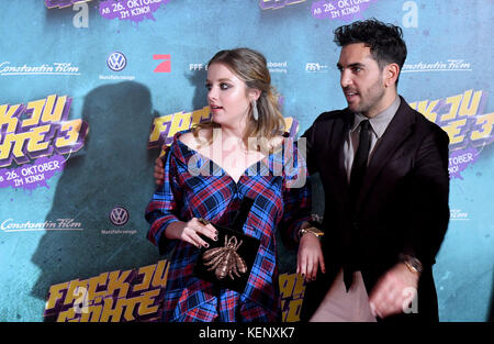 Munich, Allemagne. 22 octobre 2017. Les acteurs Jella Haase et Elyas M'Barek arrivent à la première mondiale de leur film 'Fack Ju Goehte 3' au cinéma Mathaser Filmpalast à Munich, Allemagne, le 22 octobre 2017. Crédit : Felix Hörhager/dpa/Alamy Live News Banque D'Images