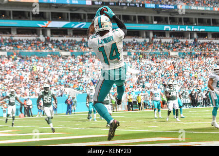 Miami Gardens, Florida, USA. 22 octobre, 2017. Le receveur des Dolphins de Miami Jarvis Landry (14) marque un toouchdown au premier trimestre du jeu au Hard Rock Stadium de Miami Gardens, en Floride, le dimanche 22 octobre 2017. Credit : Andres Leiva/Le Palm Beach Post/ZUMA/Alamy Fil Live News Banque D'Images