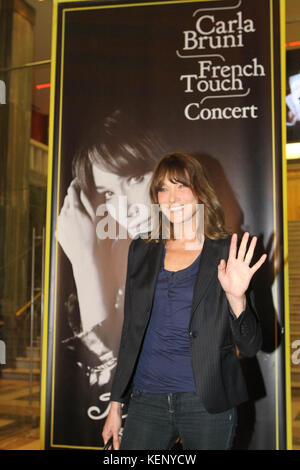 Athènes, Grèce. 22 octobre, 2017. Carla Bruni pose pour les photographes à Athènes. Carla Bruni. l'ancienne première dame de france, Carla Bruni commence son tour de la musique du monde à Athènes, en donnant deux concerts à l'emblématique pallas theatre de Syntagma. ''French touch'' est le titre du nouvel album de bruni (à paraître en octobre) et contient une collection d'adaptations de chansons en anglais produit par le légendaire producteur, compositeur et musicien David Foster. crédit : aristidis vafeiadakis/zuma/Alamy fil live news Banque D'Images