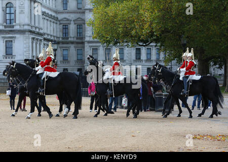 Horse Guards Parade. Londres, Royaume-Uni. 22 octobre, 2017. Membres de l'escadron de gardes d'effectuer la cérémonie de relève de la garde à Horse Guards Parade. Le Queen's life guard est fourni par les hommes de la Household Cavalry régiment monté qui se compose d'un escadron de la garde de la vie, et d'un escadron du blues et de la famille royale. crédit : dinendra haria/Alamy live news Banque D'Images