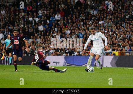 Theo Hernandez (15) joueur du Real Madrid. Anaitz Arbilla (18) SD Eibar's player. La Liga entre le Real Madrid vs SD Eibar au Santiago Bernabeu à Madrid, Espagne, le 22 octobre 2017 . Más Información Gtres Crédit : Comuniación sur ligne, S.L./Alamy Live News Banque D'Images