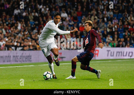 Raphael Varane (5) joueur du Real Madrid. La Liga entre le Real Madrid vs SD Eibar au Santiago Bernabeu à Madrid, Espagne, le 22 octobre 2017 . Más Información Gtres Crédit : Comuniación sur ligne, S.L./Alamy Live News Banque D'Images