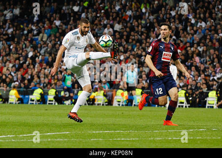 Karim Benzema (9) joueur du Real Madrid. Paulo Oliveira (12) SD Eibar's player. La Liga entre le Real Madrid vs SD Eibar au Santiago Bernabeu à Madrid, Espagne, le 22 octobre 2017 . Más Información Gtres Crédit : Comuniación sur ligne, S.L./Alamy Live News Banque D'Images