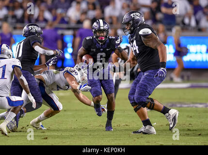 21 octobre 2017 : .TCU Horned Frogs running back Darius Anderson (6) porte la balle au cours d'un match de football NCAA entre Kansas Jayhawks et le TCU Corne grenouilles à Amon Carter Stadium à Fort Worth, Texas. Manny Flores/CSM Banque D'Images